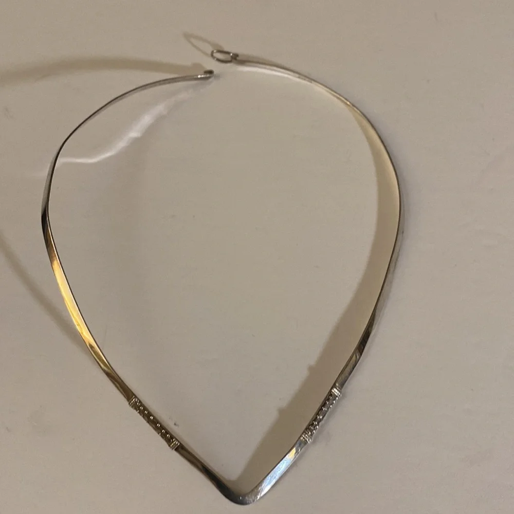 Sarda Sterling V neck choker - Picture 5 of 7